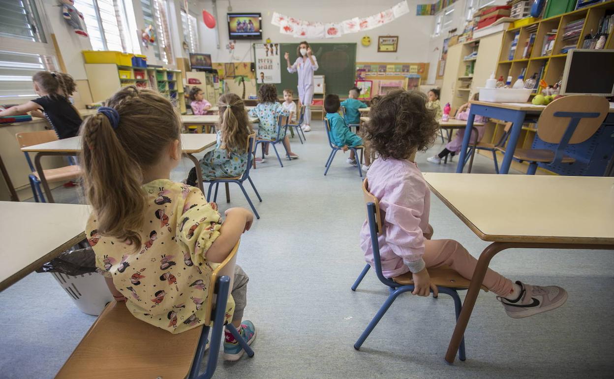 Una maestra da clase en un aula de Infantil. 
