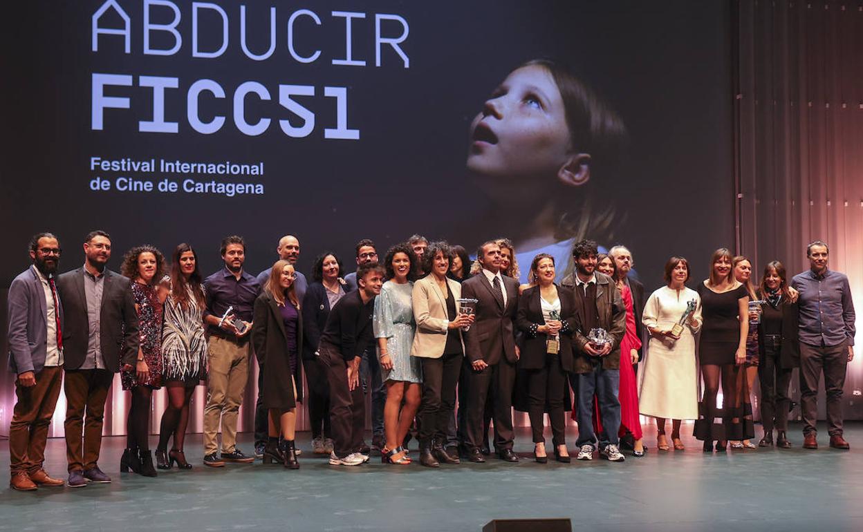 Los premiados del FICC, sobre el escenario del Auditorio El Batel. 