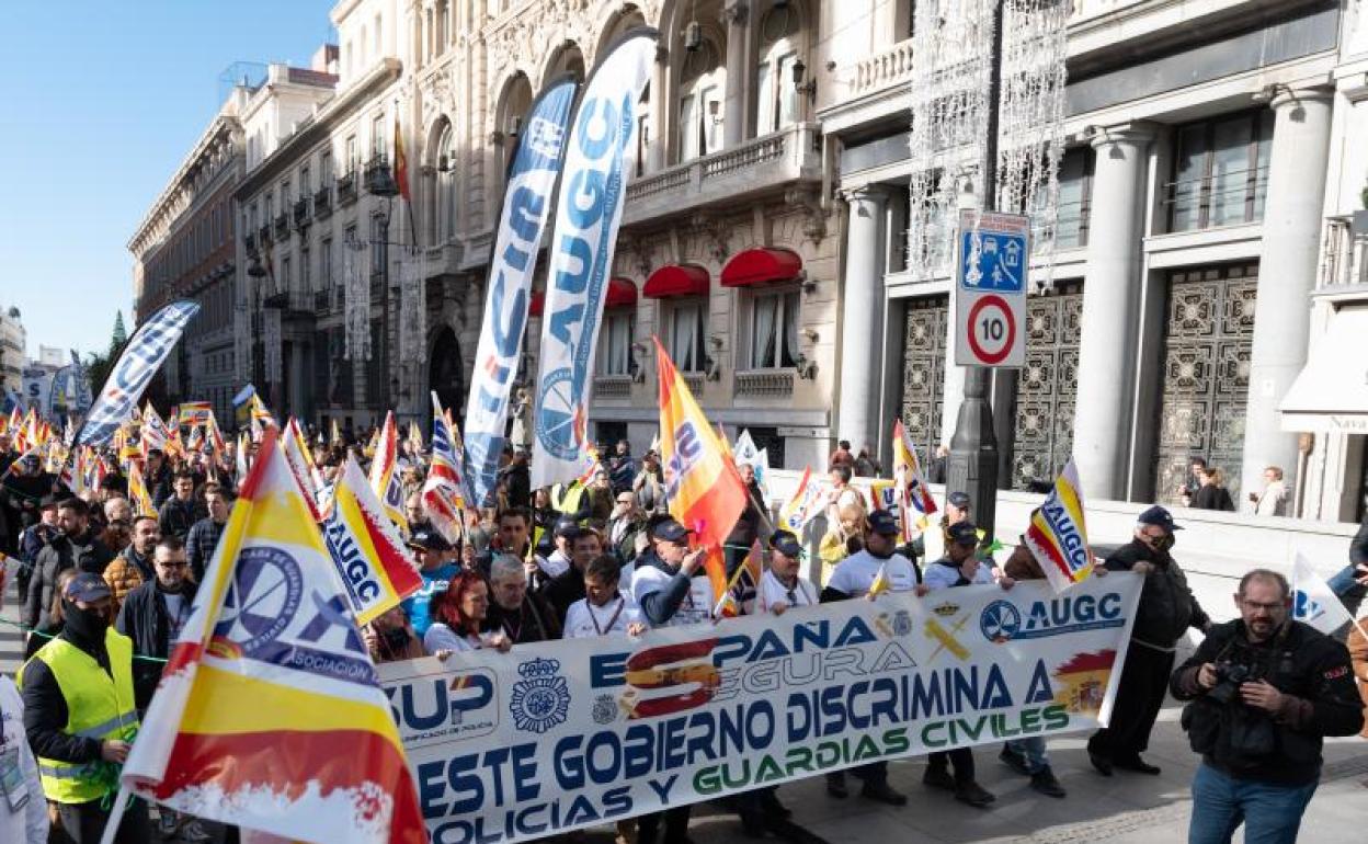 Manifestación de policías y guardias civiles en el centro de Madird. 