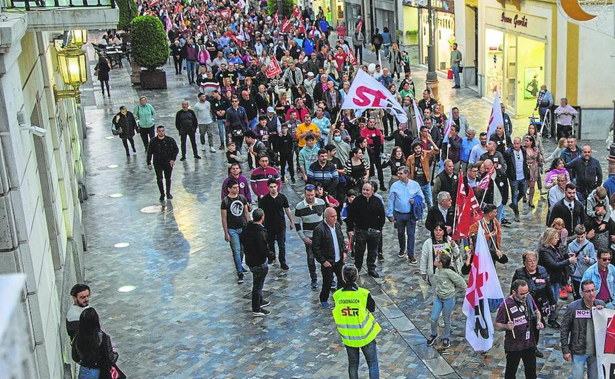 Parte del grueso de la manifestación de la plantilla de Sabic a su paso por la calle Puerta de Murcia y la Plaza San Sebastián.