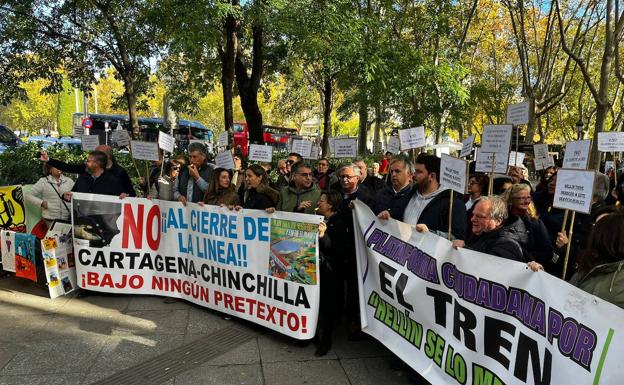 Decenas de vecinos de Hellín protestan en Madrid por el corte de la línea férrea. 