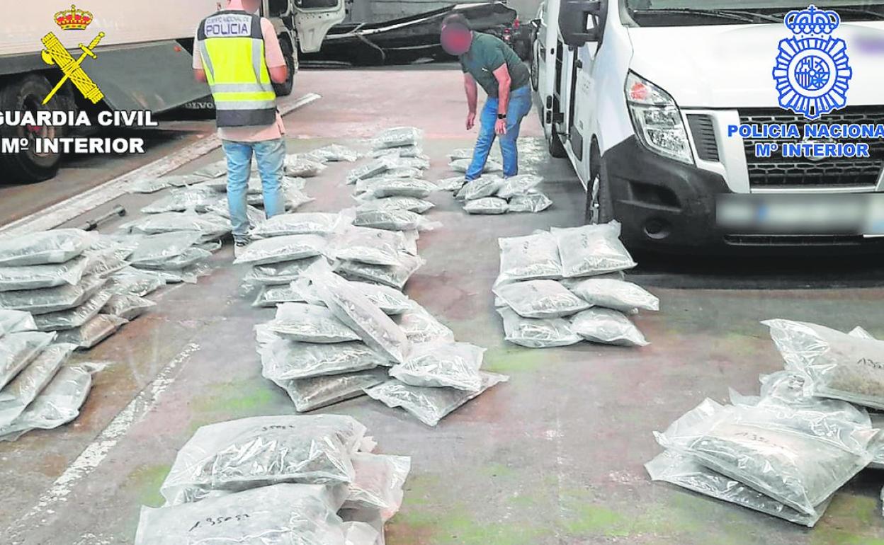 Droga envasada al vacío que los agentes incautaron durante la 'Operación Vampiro'. 