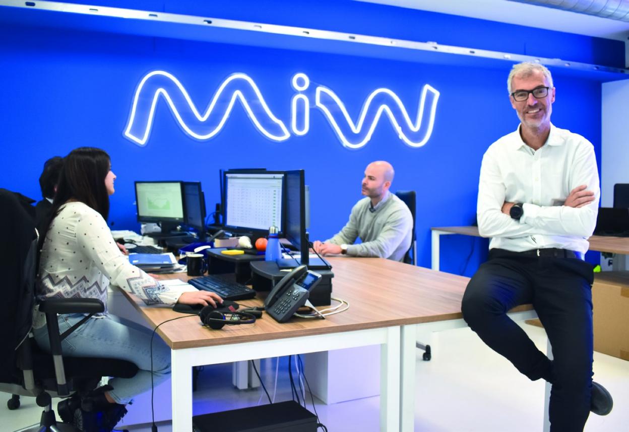 Ricardo Pérez de Zabalza, CEO de MIWenergía (d) con parte del departamento de proyectos I+D+i. 