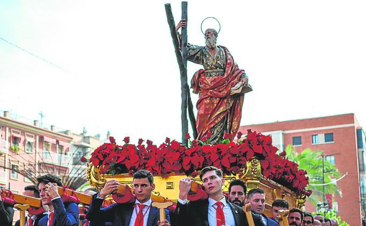 La imagen de San Andrés, a hombros de sus estantes. 