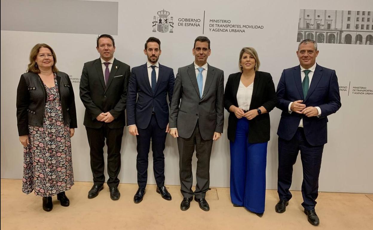 El consejero Díez de Revenga, junto a los alcaldes de Cartagena, Mula, San Pedro del Pinatar y Pliego durante la firma de los acuerdos para la ejecución de los programas de ayudas para la rehabilitación de barrios.