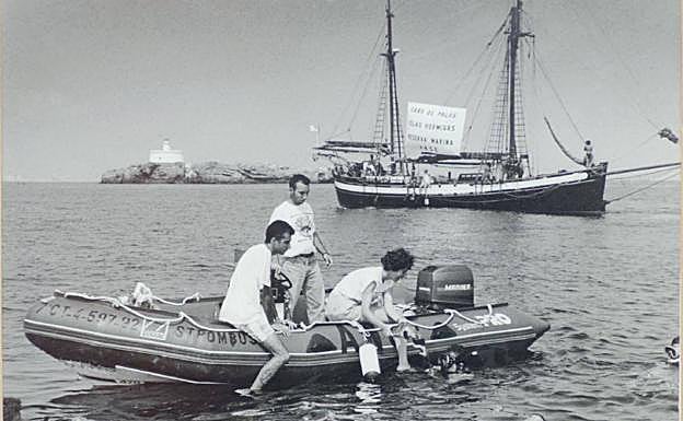 Suelta de tortugas ante Islas Hormigas en junio de 1992.