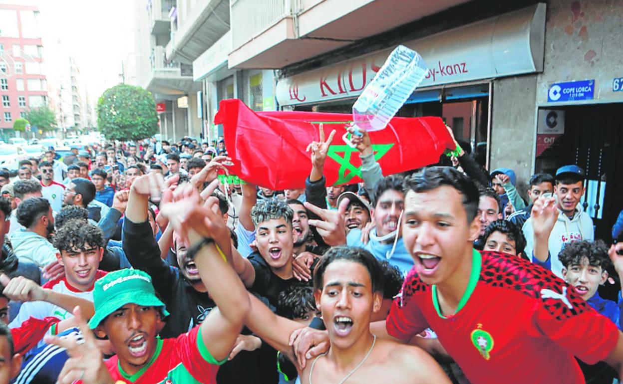Jóvenes marroquíes celebran la victoria de su selección. 
