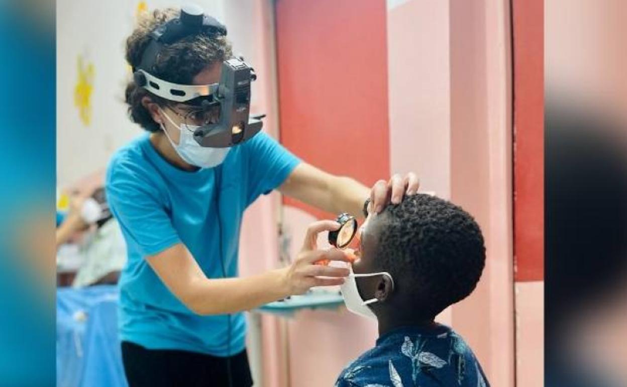 Una de las voluntarias de Azul en Acción revisando la vista de un niño.