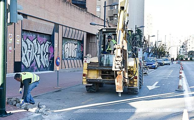 Inicio de la demolición de aceras en Ronda de Levante.
