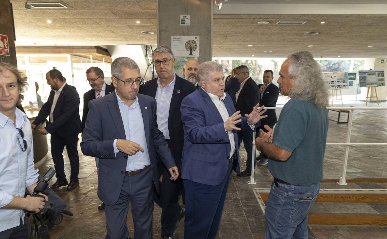 Hugo Morán pasa al lado de José Vélez, el mes pasado en Cartagena. Detrás, el presidente de la CHS. 