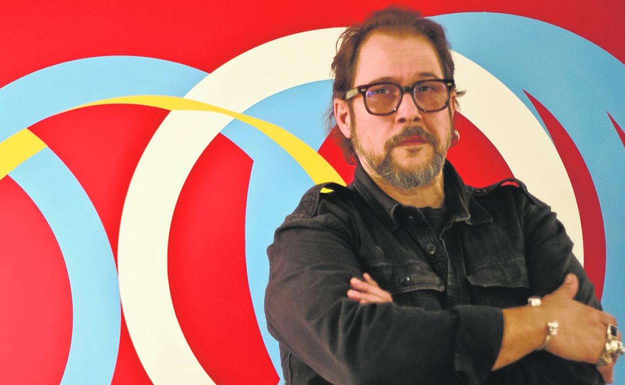 Ricardo Escavy, junto a la obra 'Ring', una de las piezas expuestas en la sala de columnas del Palacio Almudí, en Murcia. 