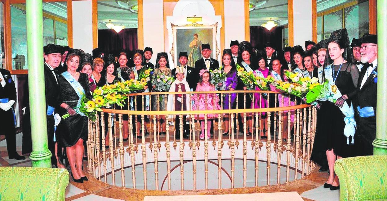 Cabos de Escuadra de 2022 con sus esposas y los mayordomos y pajes al centro. 