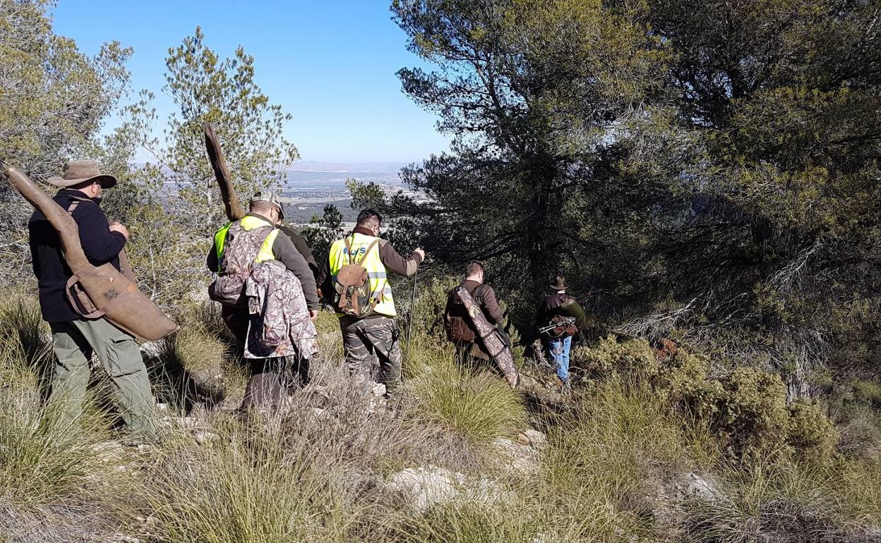 Cazadores de camino a sus puestos en una batida de jabalí. 