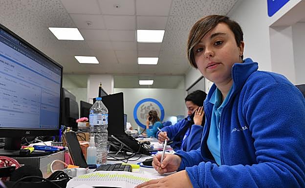 Gloria verificando los contratos de sus clientes.