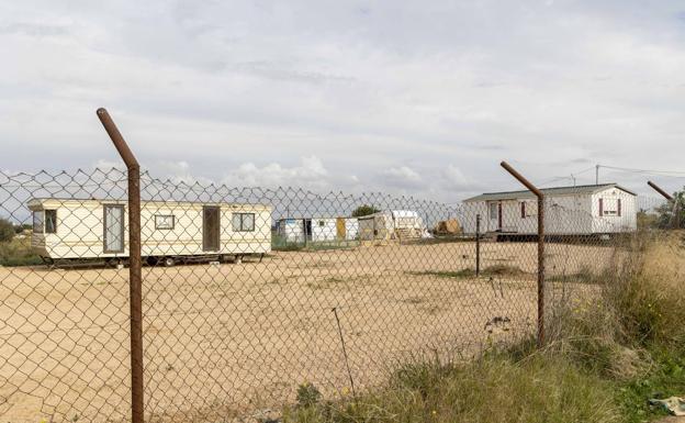 Casas prefabricadas, chabolas y autocaravanas, en el asentamiento de la Casa del Pino. 