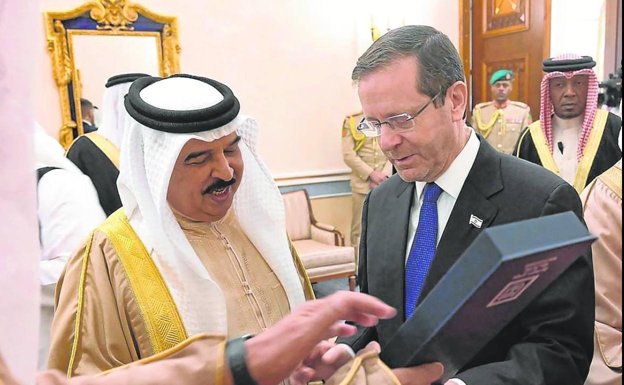 El rey de Baréin, Hamad bin Isa al Jalifa, recibe un regalo del presidente de Israel, Isaac Herzog.