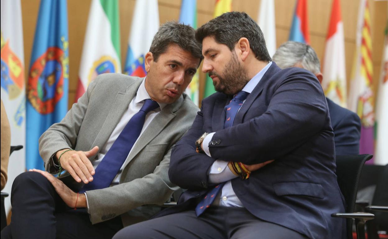 El presidente de la Diputación de Alicante, Carlos Mazón, departe con el jefe del Ejecutivo regional, Fernando López Miras, este lunes, durante su encuentro en el palacio de San Esteban.