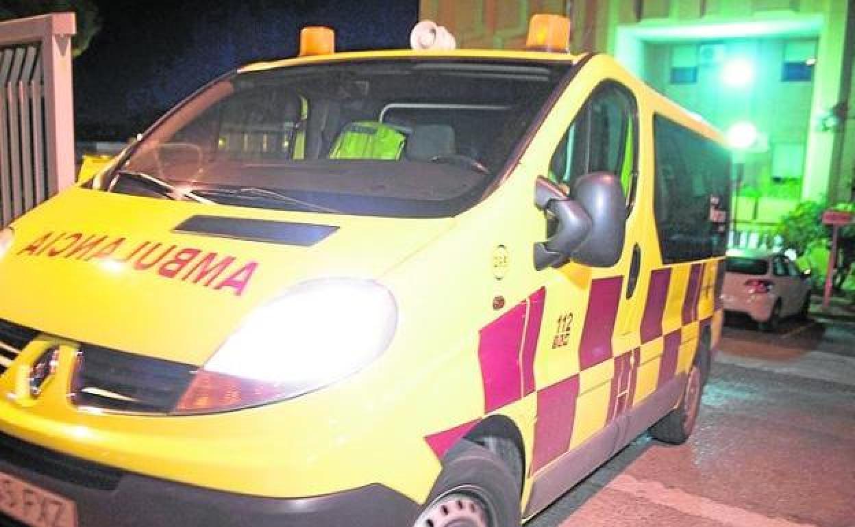 Imagen de archivo de una ambulancia en Murcia. 