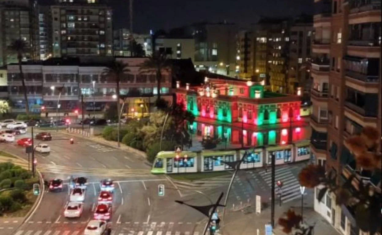 El edificio de Aguas de Murcia con las luces que han despertado la polémica este martes. 