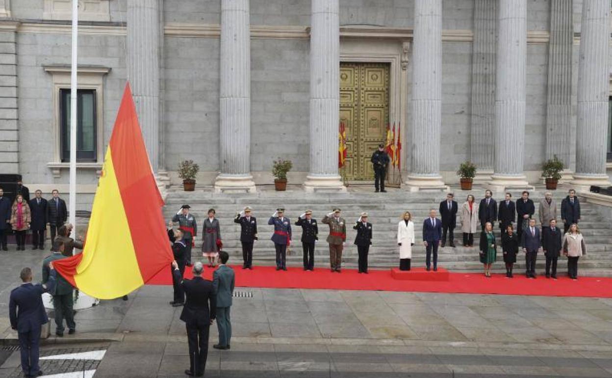 Acto de izada de la bandera en el Día de la Constitución frente al Congreso.