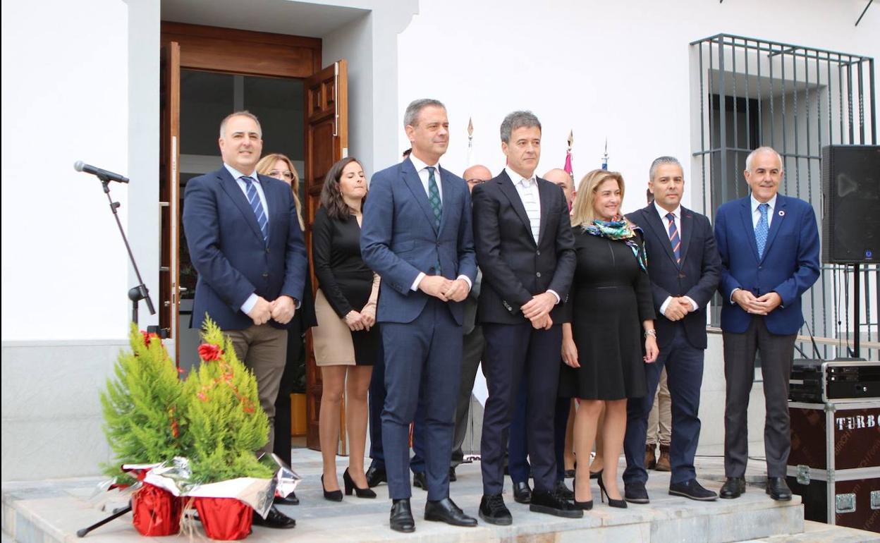 El consejero Marcos Ortuño, el alcalde de Blanca, Pedro Luis Molina, y el director general de Administración Local, Francisco Abril, junto a diputados y miembros de la Corporación municipal, en la inauguración del edificio. 