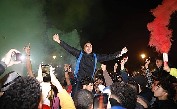 Centenares de marroquíes celebran en Lorca la victoria de su selección. 