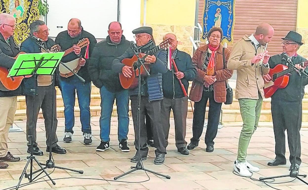 El grupo de auroros, antes de su actuación en La Copa. 