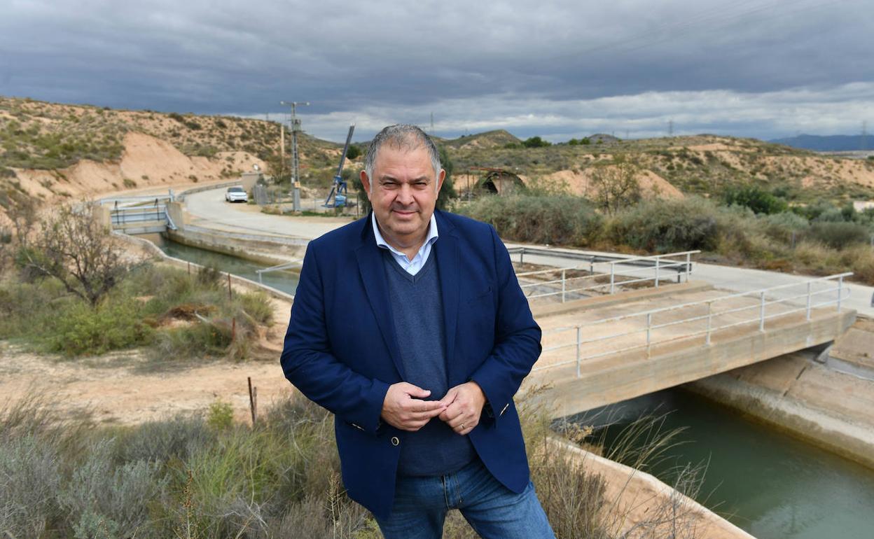 Lucas Jiménez posa junto al canal del Postrasvase Tajo-Segura a su paso por Sangonera la Seca.