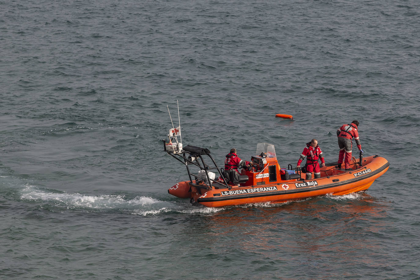 Fotos: Buscan a las posibles víctimas de una patera naufragada entre Cabo de Palos y Cabo Negrete