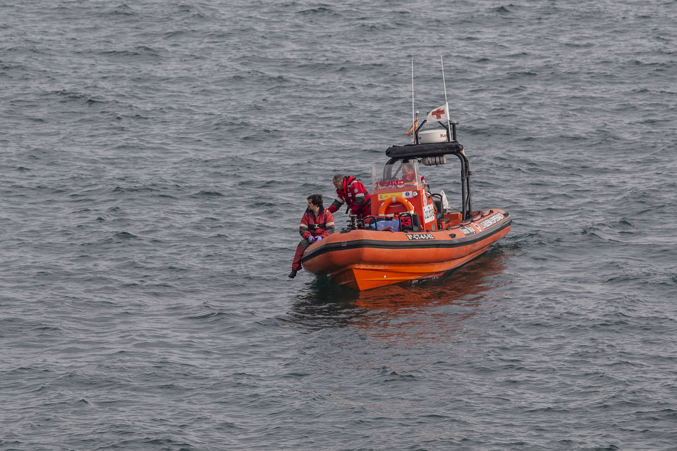 Fotos: Buscan a las posibles víctimas de una patera naufragada entre Cabo de Palos y Cabo Negrete