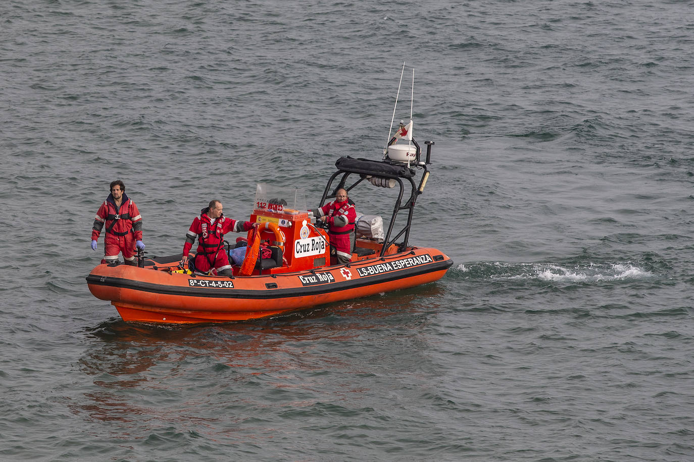 Fotos: Buscan a las posibles víctimas de una patera naufragada entre Cabo de Palos y Cabo Negrete