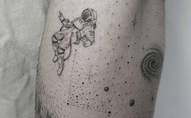 Imagen principal - Algunos de los tatuajes realizados por Nacho Caja.