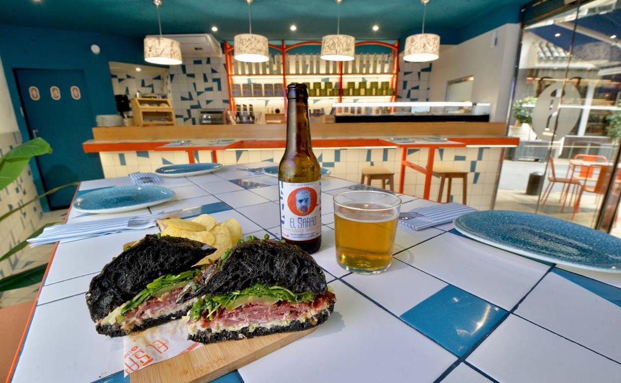 Mollete de pastrami y cerveza lager artesana de El Sarao. 