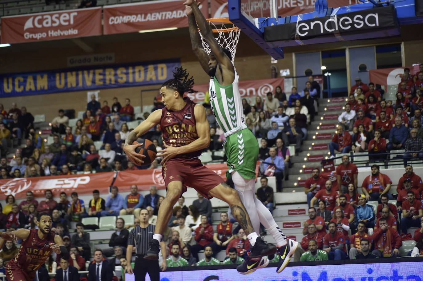 Travis Trice intenta librar la presión de un defensor.
