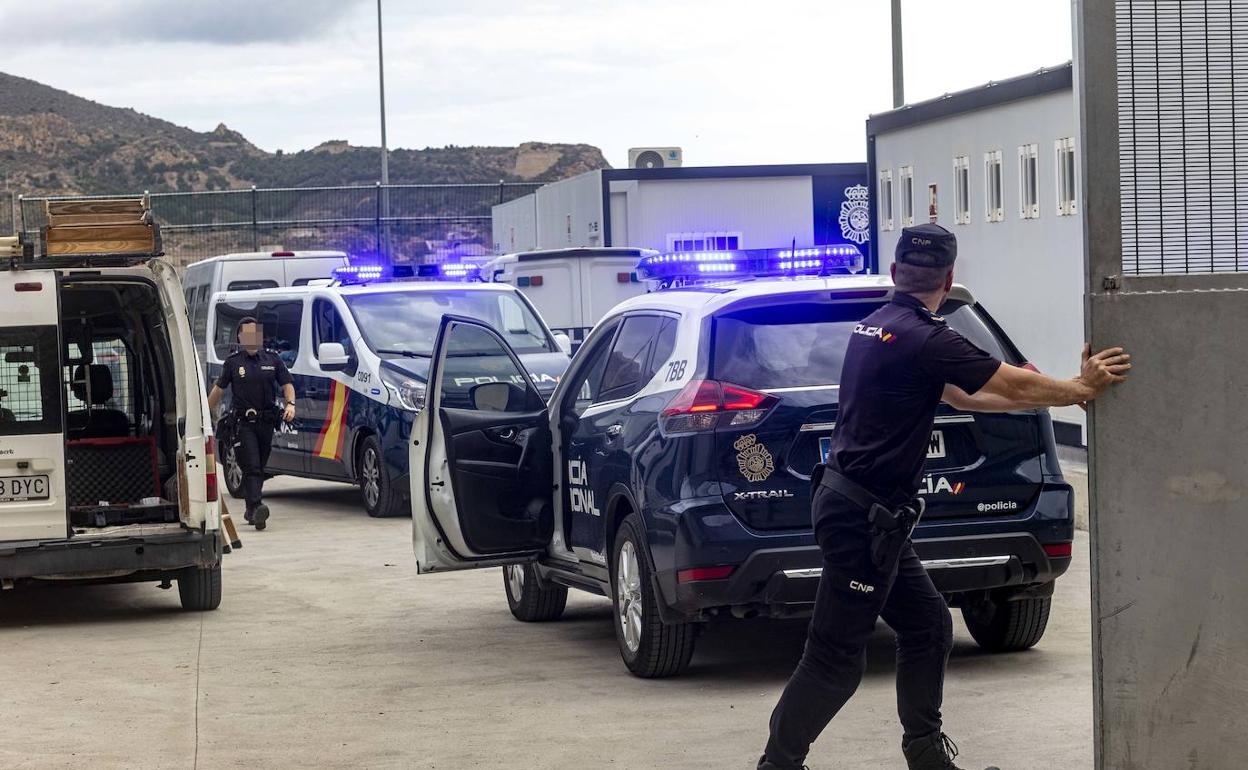 Traslado de inmigrantes al CATE de Cartagena, en una foto de archivo.