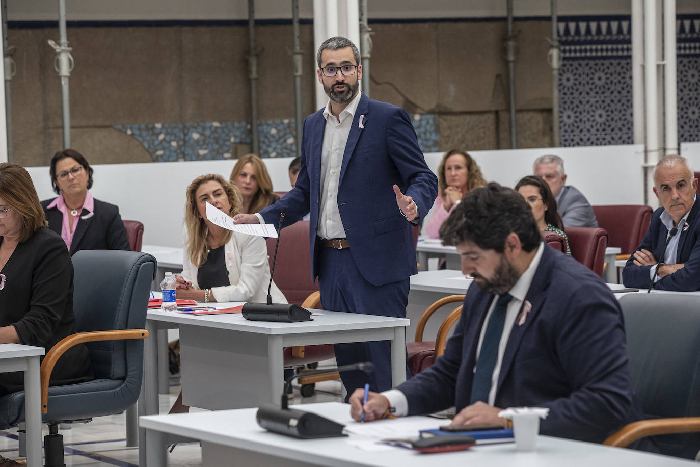 Francisco Lucas, portavoz del PSOE, se dirige a López Miras durante un debate. 