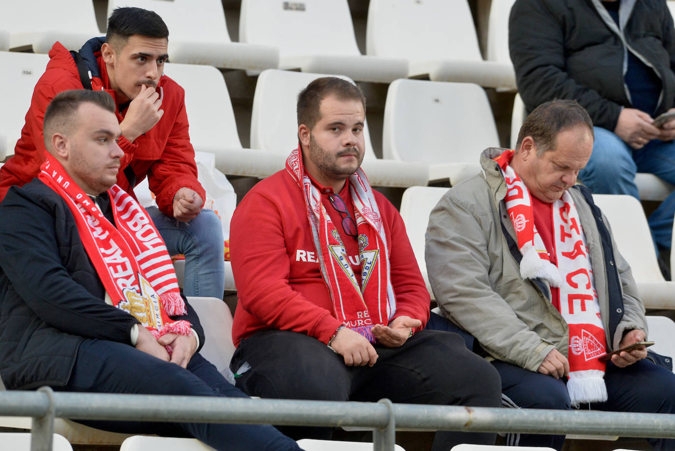 Fotos: Búscate en las gradas del Enrique Roca en la victoria frente al Sabadell