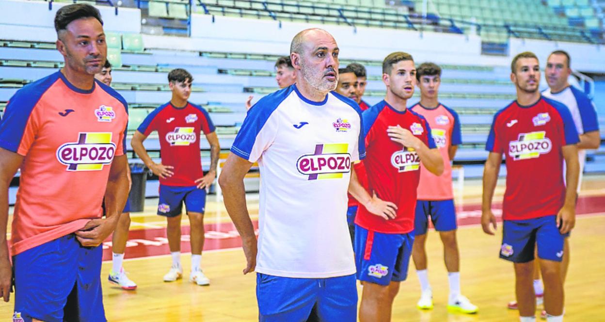 Javi Rodríguez, en el centro, se mide hoy a su exequipo. 