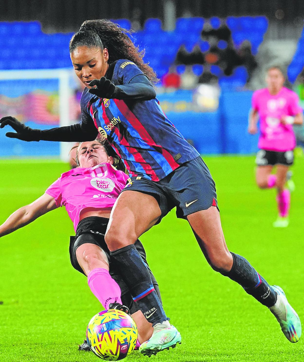 La azulgrana Paralluelo se escapa de una jugadora del Alhama. 