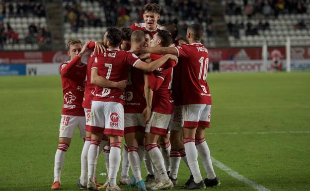 Los jugadores del Real Murcia celebran uno de los goles contra el Sabadell.