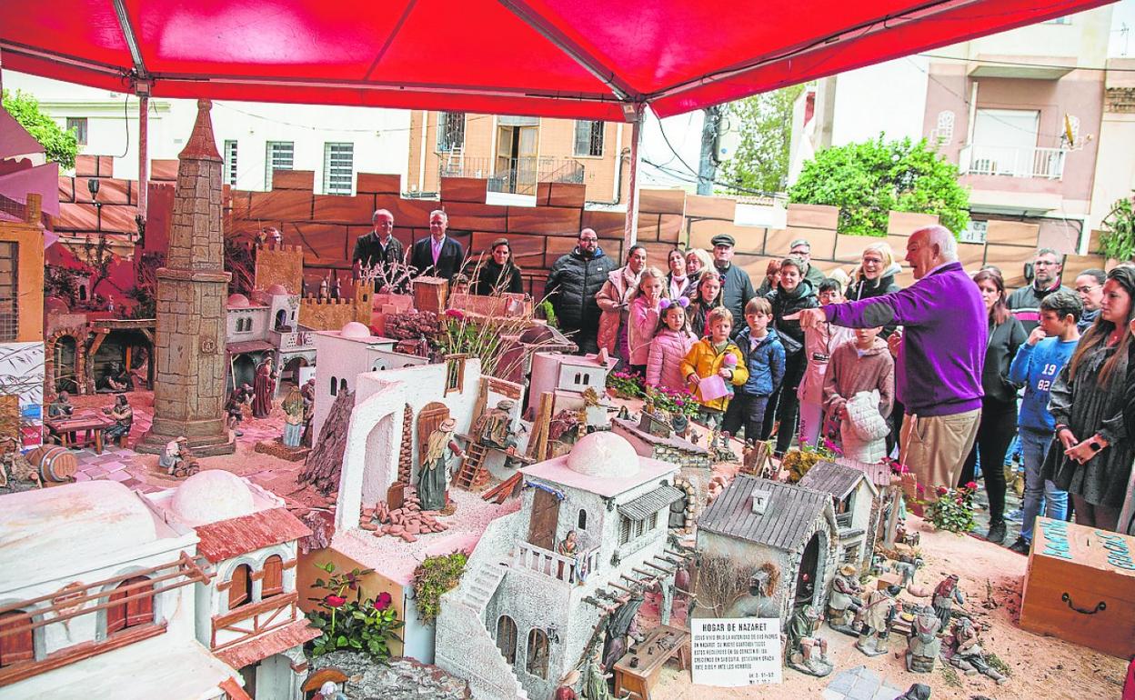 Torres muestra el belén a los niños, a los premiados y a los invitados en Santa Lucía.