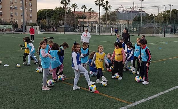 Jóvenes futbolistas disfrutan del programa 'Playmakers' en el José Barnés de Murcia, la semana pasada. 