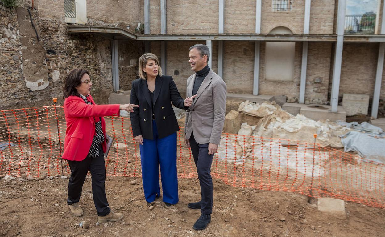 Elena Ruiz Valderas, Noelia Arroyo y Marcos Ortuño, en la visita a las recién iniciadas excavaciones en el pórtico del Teatro Romano.