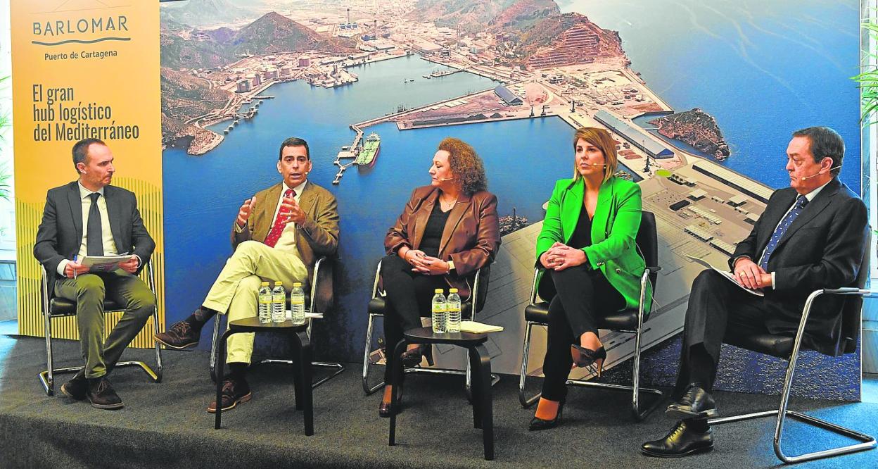 El periodista Víctor Rodríguez, jefe de Edición de LA VERDAD, moderó la mesa de diálogo en la que intervinieron Yolanda Muñoz (c), José Ramón Díez de Revenga (2i), Noelia Arroyo (2d) y José María Albarracín (d), ayer, en el Teatro Romea de Murcia. 