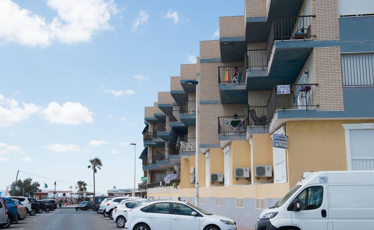 Apartamentos turísticos en una playa del Mar Menor en una imagen de archivo. 