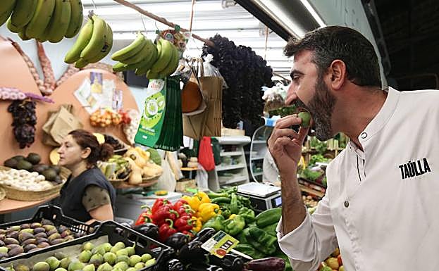 Rodi engulle un higo entero para comprobar 'in situ' la calidad del producto. 