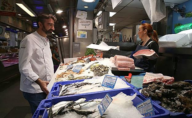 El chef pide un par de kilos de atún que las empleadas de Cristóbal Teruell colocan en el mostrador. 
