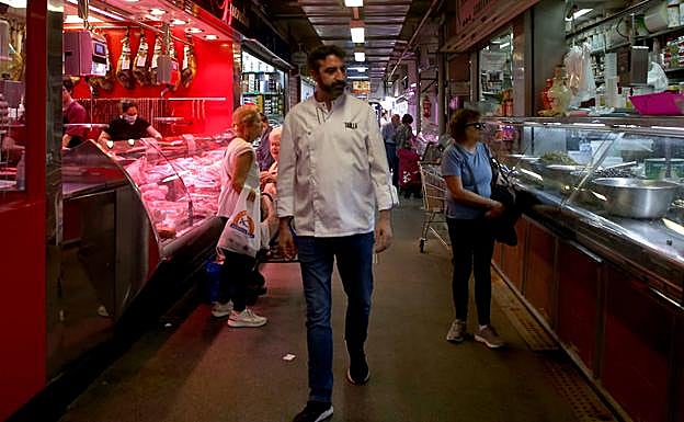 Rodi Fernández observa los mostradores de los puestos del mercado de Verónicas. 