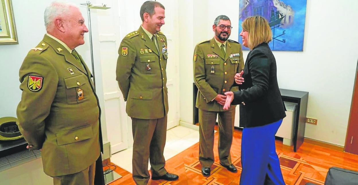 Los jefes del RAAA 73 visitan antes del relevo a la alcaldesa de Cartagena