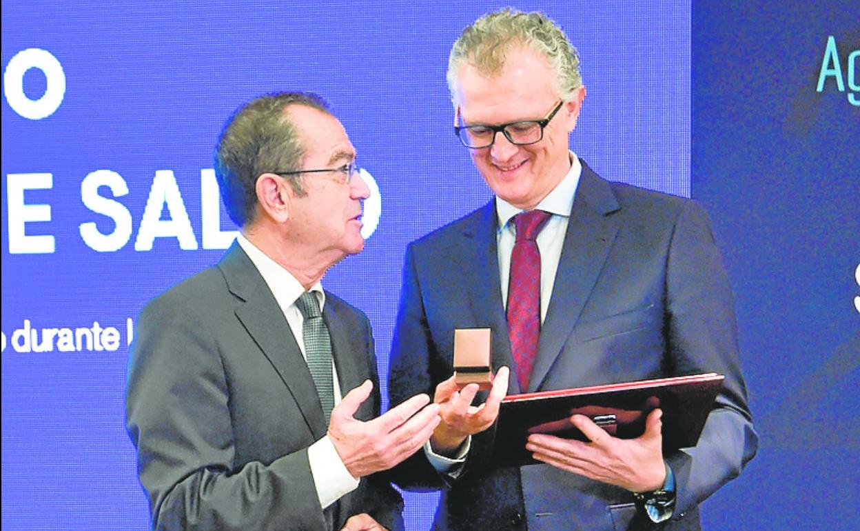 Juan José Pedreño, recoge la insignia de Oro de Agrupal, este miércoles.